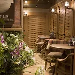The Queen's Head Hotel 4*