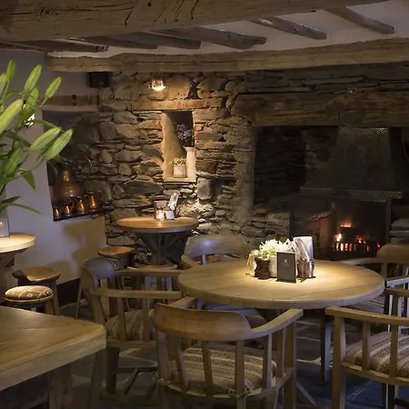 The Queen's Head Hotel 4*